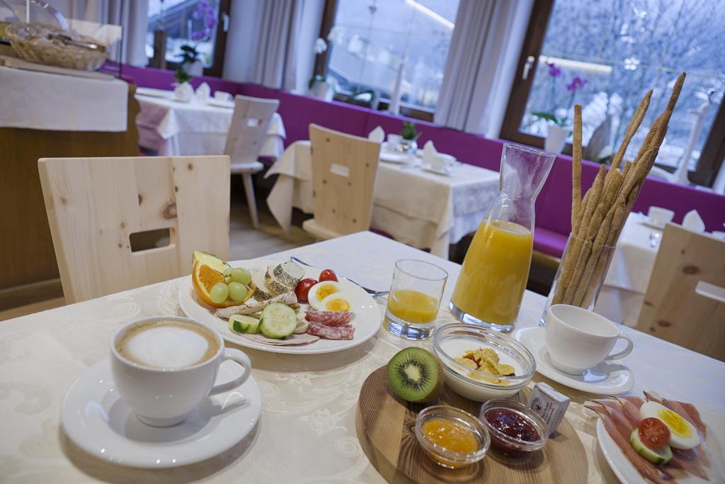 Aparthotel Garni Almrausch Burgusio
